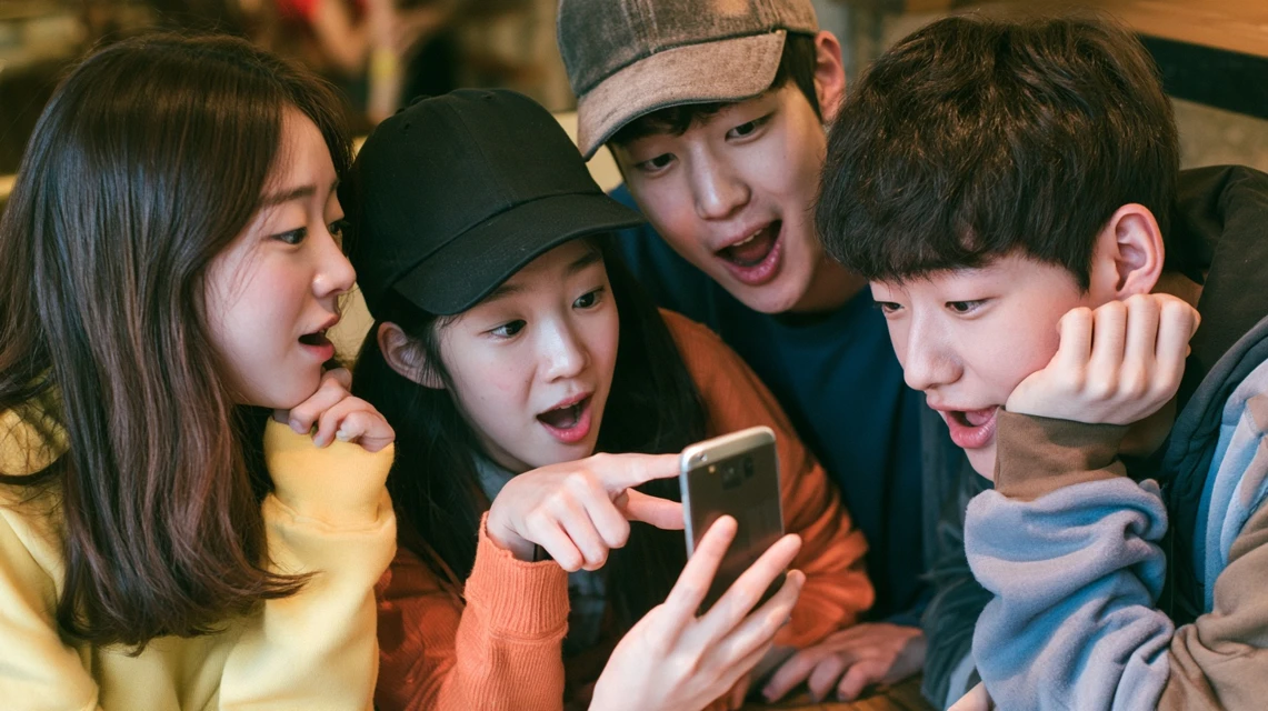 새 스마트폰과 기존 스마트폰을 비교해보는 사람