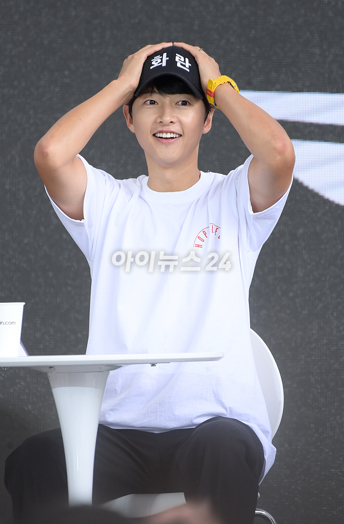 배우 송중기가 7일 오후 부산광역시 해운대구 영화의전당에서 진행된 제28회 부산국제영화제 '화란' 오픈토크에 참석하고 있다. [사진=정소희 기자]