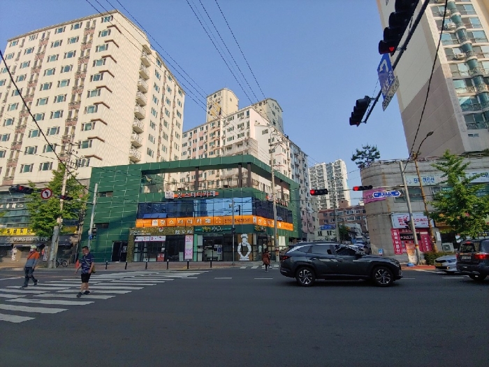 진주지원2022타경33059 남동측에서 북서측으로(본건 및 인근 전경)