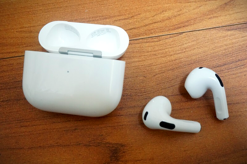 흰색-케이스와-흰색-이어폰을-찍은-사진