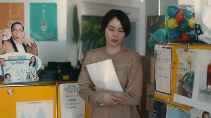 에리가-방송국-안을-걷고-있다