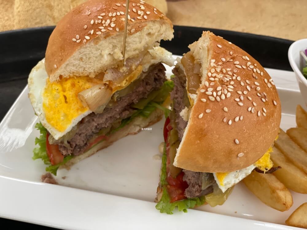 아미아나 리조트 풀바 - 두툼한 버거 커팅된 모습