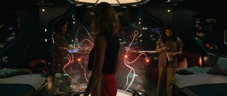 캡틴 마블&amp;#44; 미즈 마블&amp;#44; 모니카 램보가 우주선 안에서 홀로그램 지도를 분석하는 장면