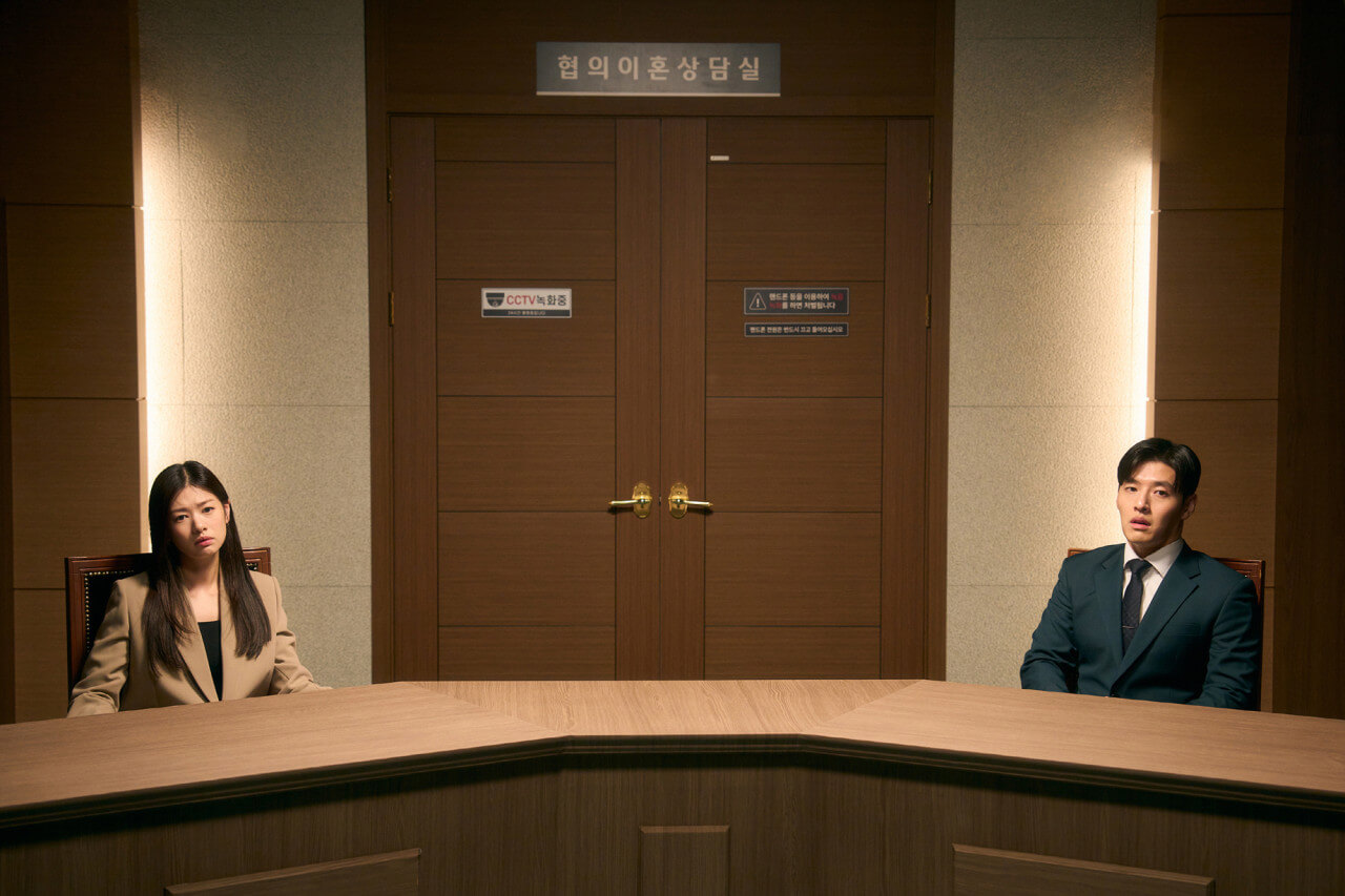 협의 이혼 상담실에 멀찍이 앉아있는 나라와 정열
