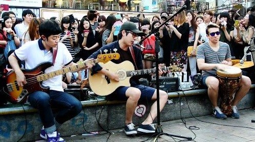 버스커버스커 세 멤버가 홍대거리에서 버스킹하는 사진