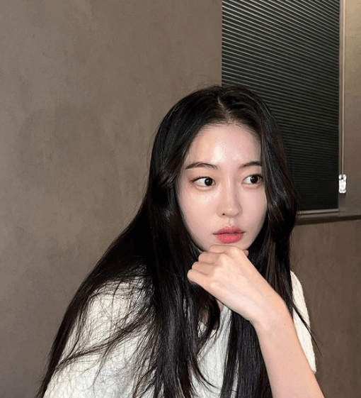 배우-송지우가-흰색-티셔츠를-입고-사진을-찍는-장면