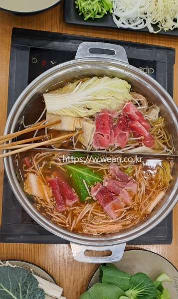 육수에 음식이 담겨있어요.