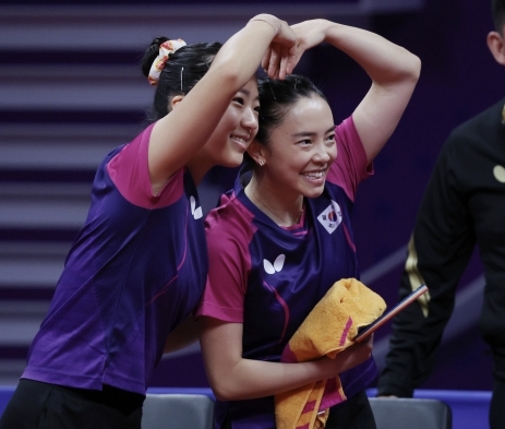 4강전을 승리한 탁구 대표팀 신유빈, 전지희