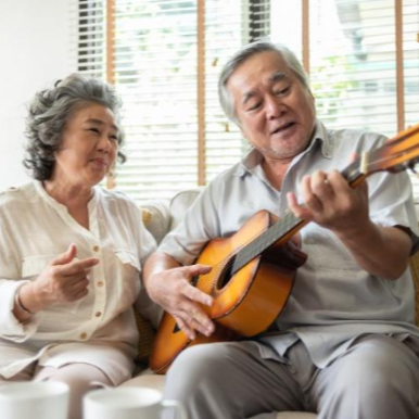 치매 예방 : 기타 치는 남자 노인과 박자 맞추는 여자 노인