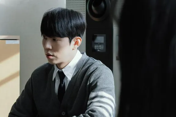 강진을 괴롭히는 일진 오남영(유인수)