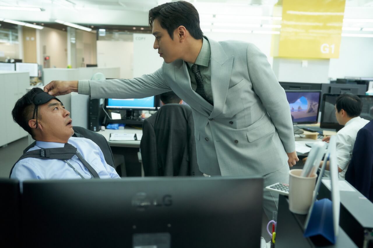 영화 출연진인 고경표와 진봉 역할의 류승룡