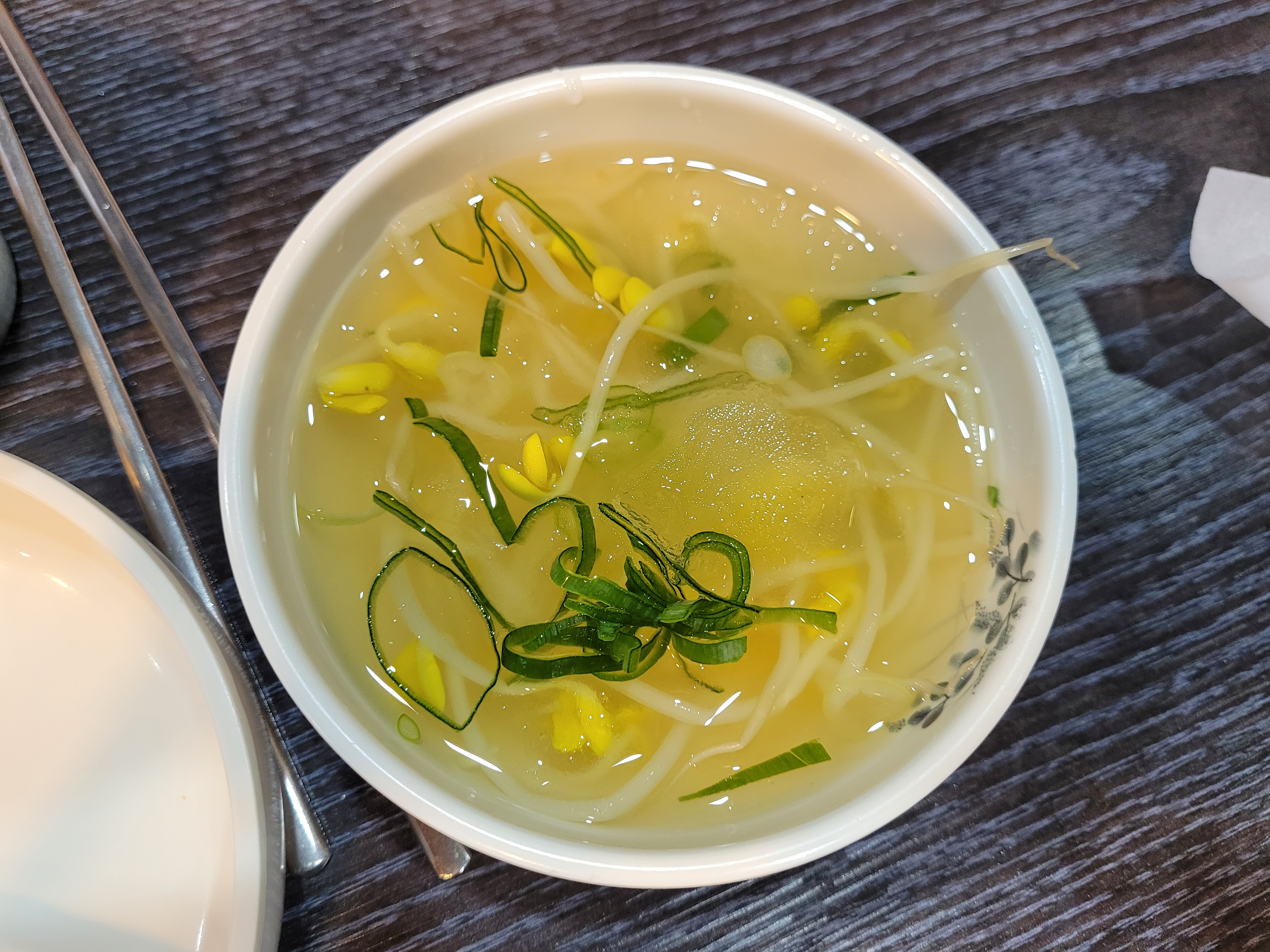 대접에 담은 콩나물국