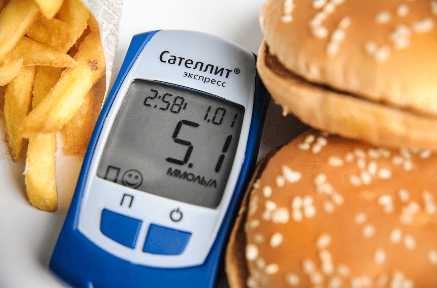 공복혈당 측정하는 모습