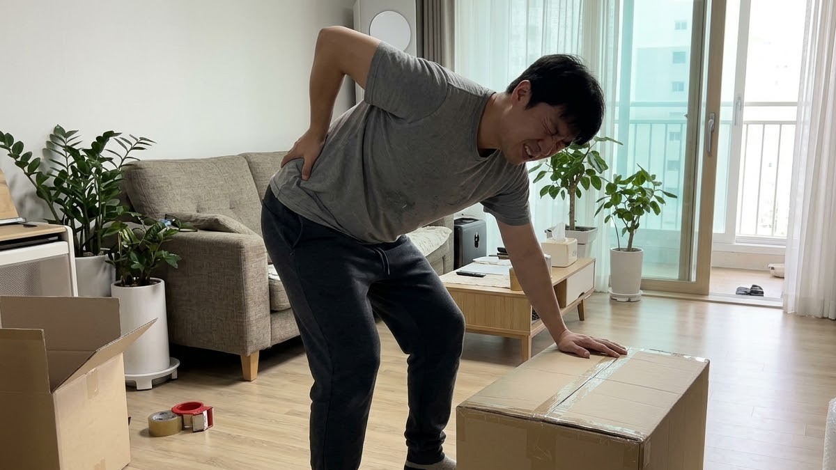 무거운 상자를 들다가 허리를 붙잡고 굳어버린 남성