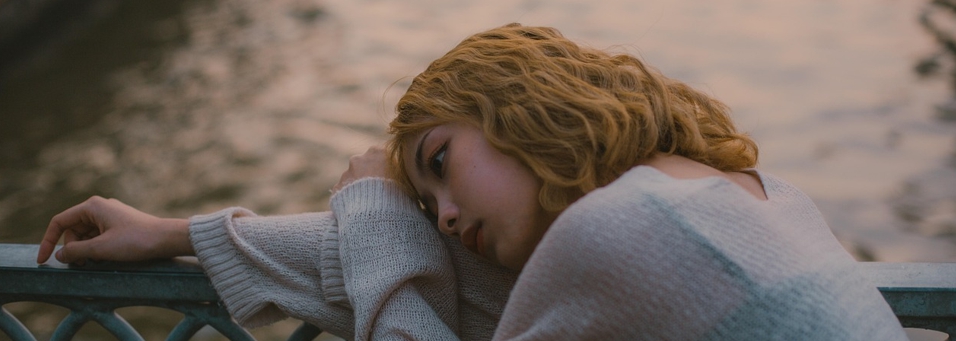 스트레스로 고민하는 여성 사진