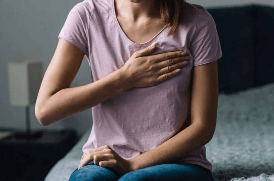 역류성-식도염-으로-힘들어하는-여성