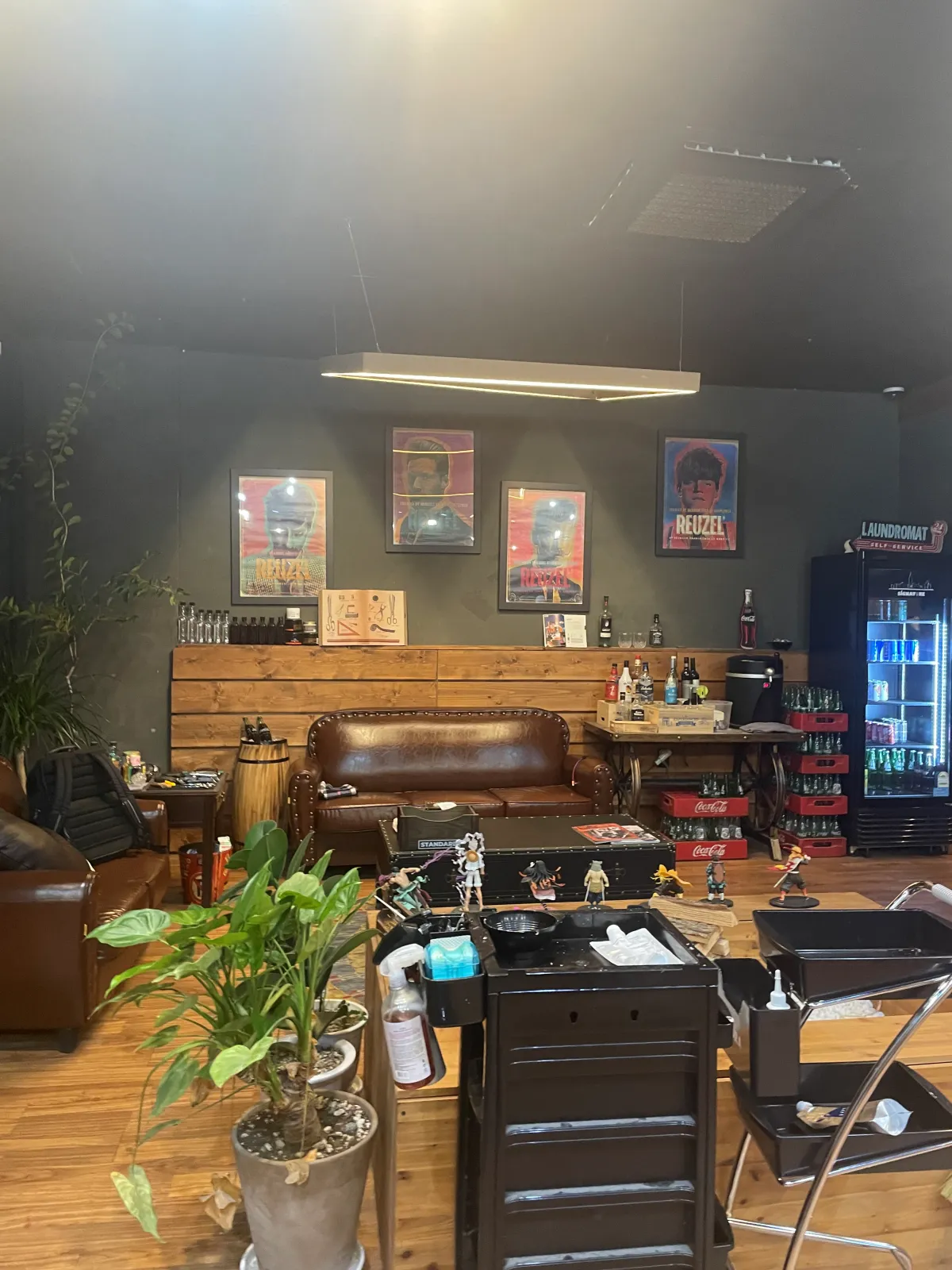 이누-바버샵-내부-인테리어-벽면