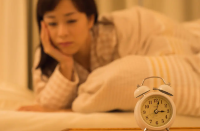 시계를 보는 여성