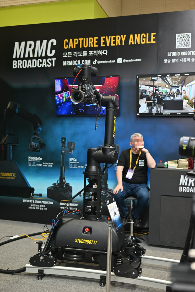 2025 코바에서 본 니콘 부스의 레드 카메라와 MRMC