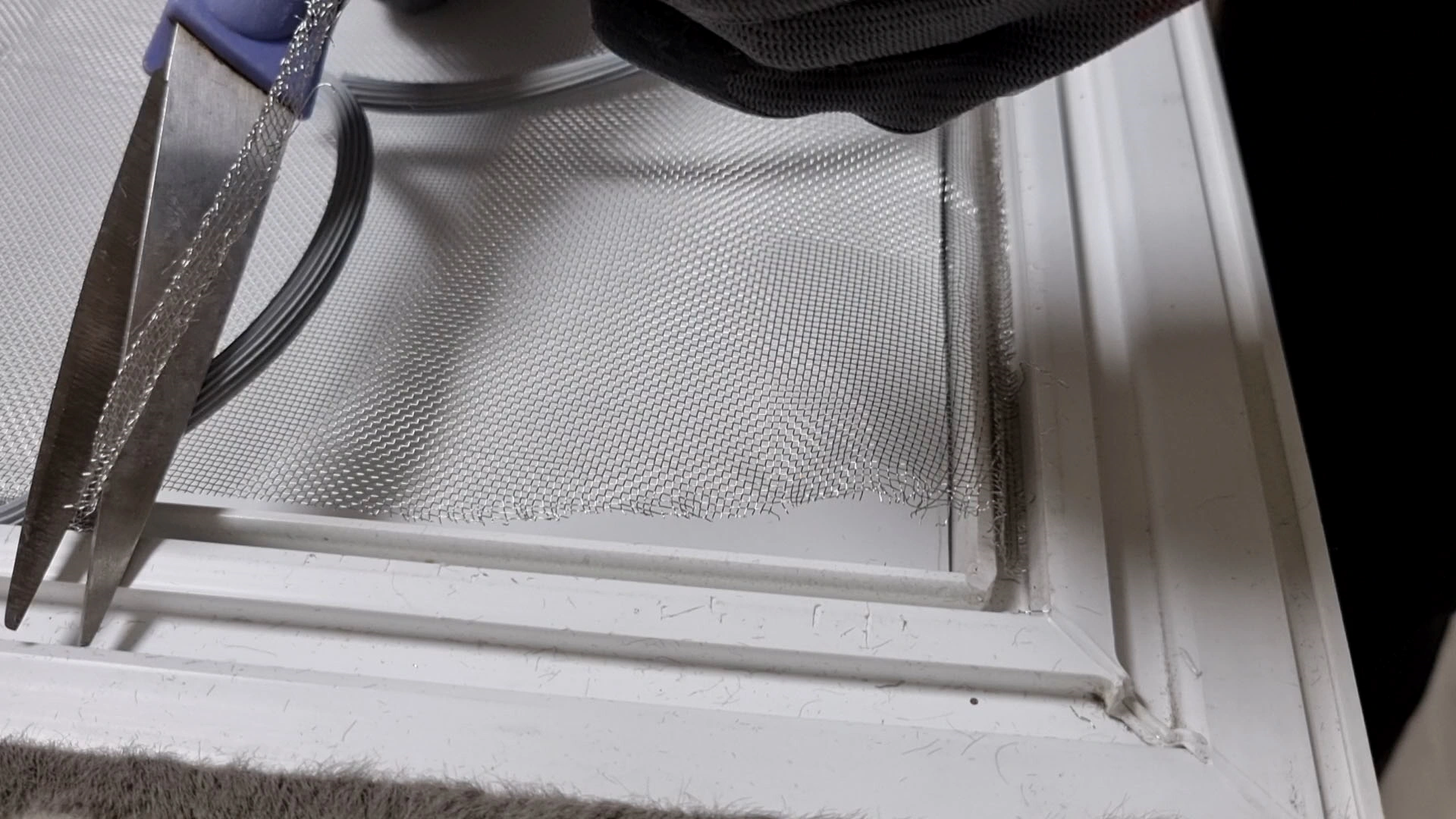 찢어진 방충망 다듬는 모습