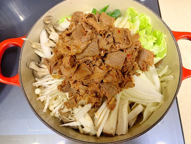 소고기버섯전골-손질된 야채 가운데 고기 얹기