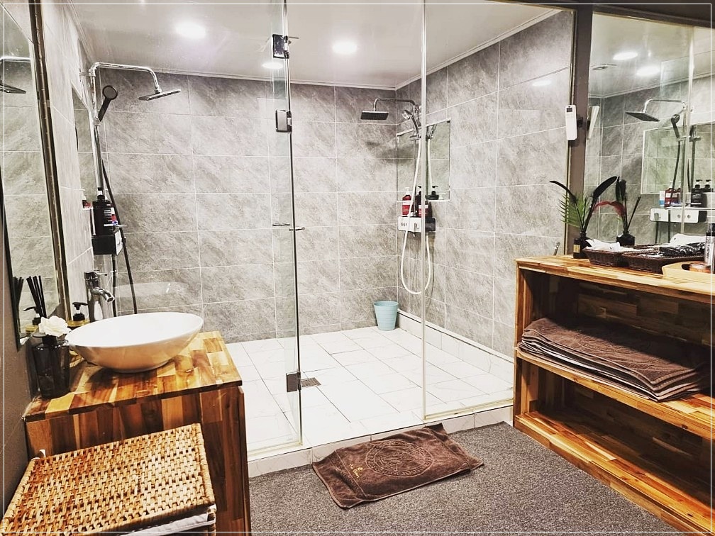 청결하게 잘 관리 되어 있는 시크릿테라피의 샤워실