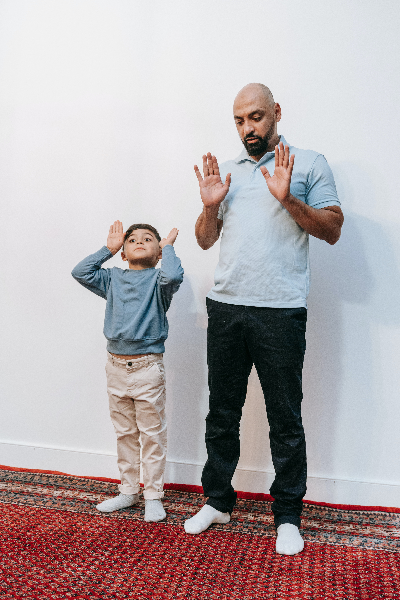 반두라의 학습이론에서 모방을 설명하는 사진입니다.