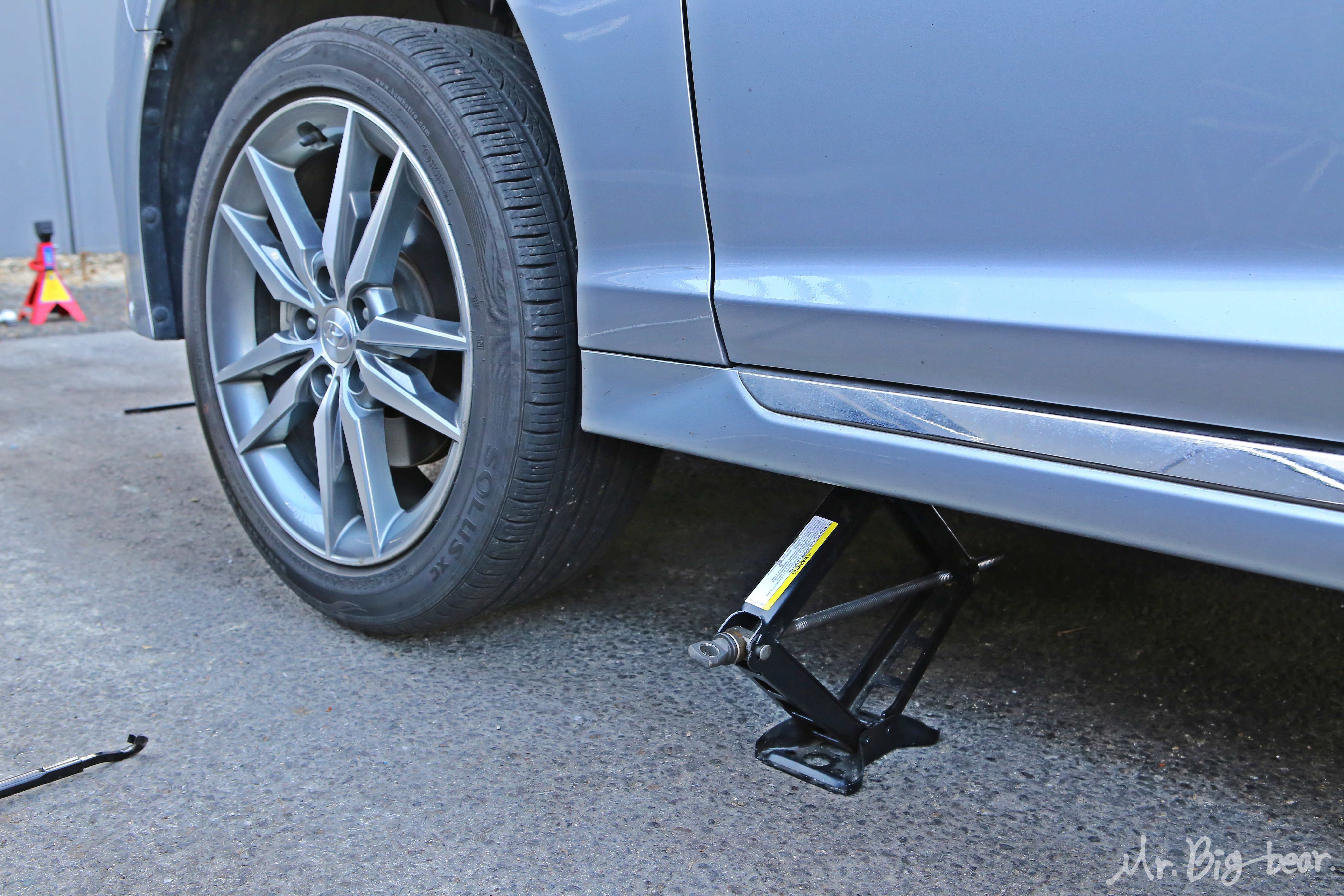 수동 작기로 차량 리프팅