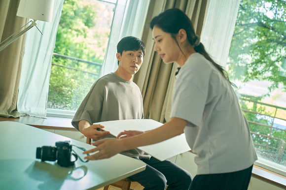 배우 이무생과 추자현이 영화 &#39;당신이 잠든 사이&#39;에서 호흡을 맞추고 있다. [사진=트윈플러스파트너스㈜]