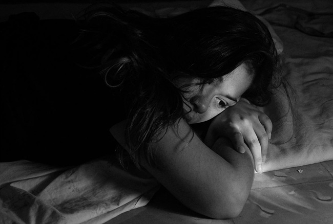 무력감으로 누워있는 여자 사진