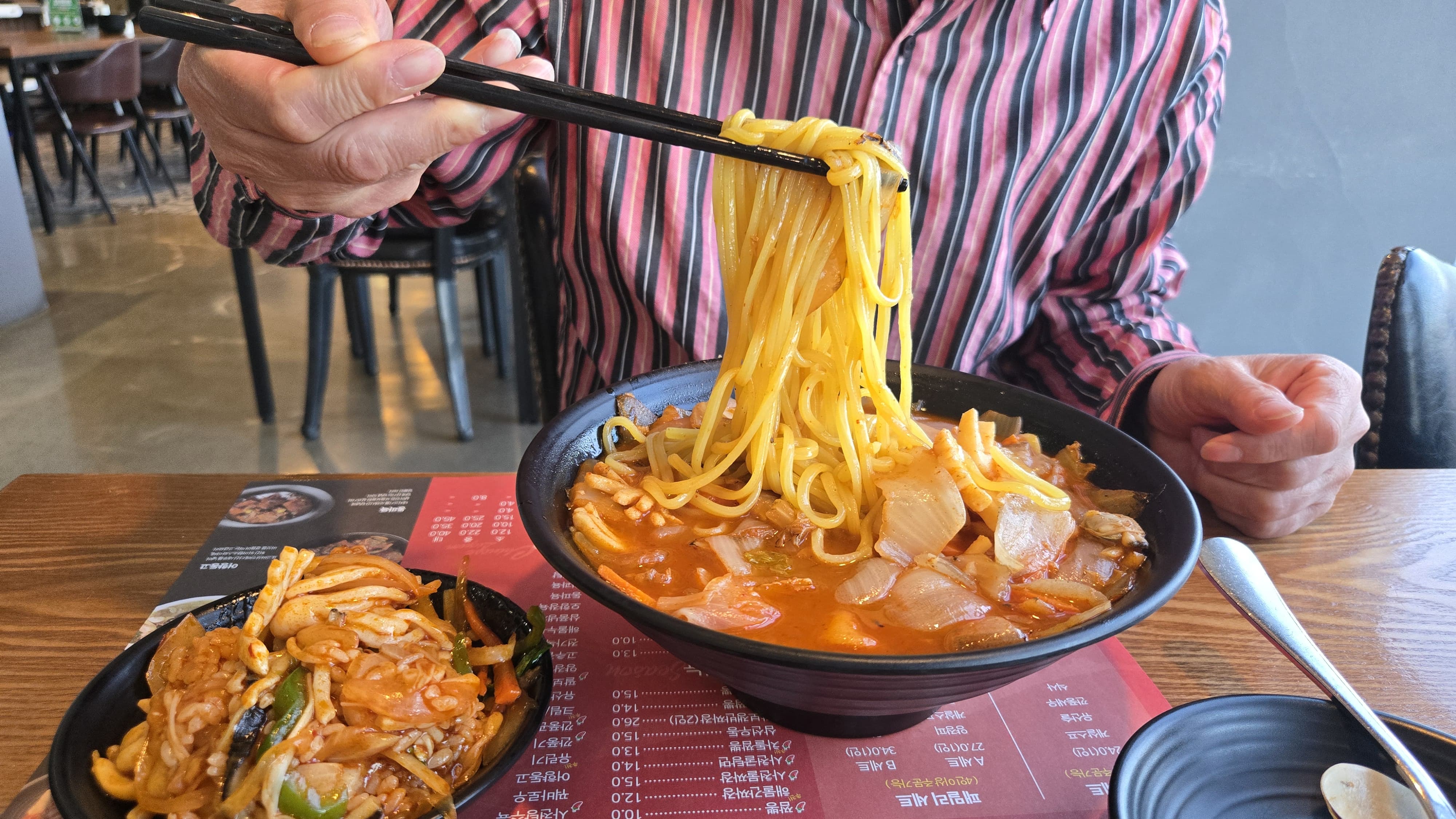 이곳은 전반적으로 안정적인 맛과 편의성이 괜찮은 곳