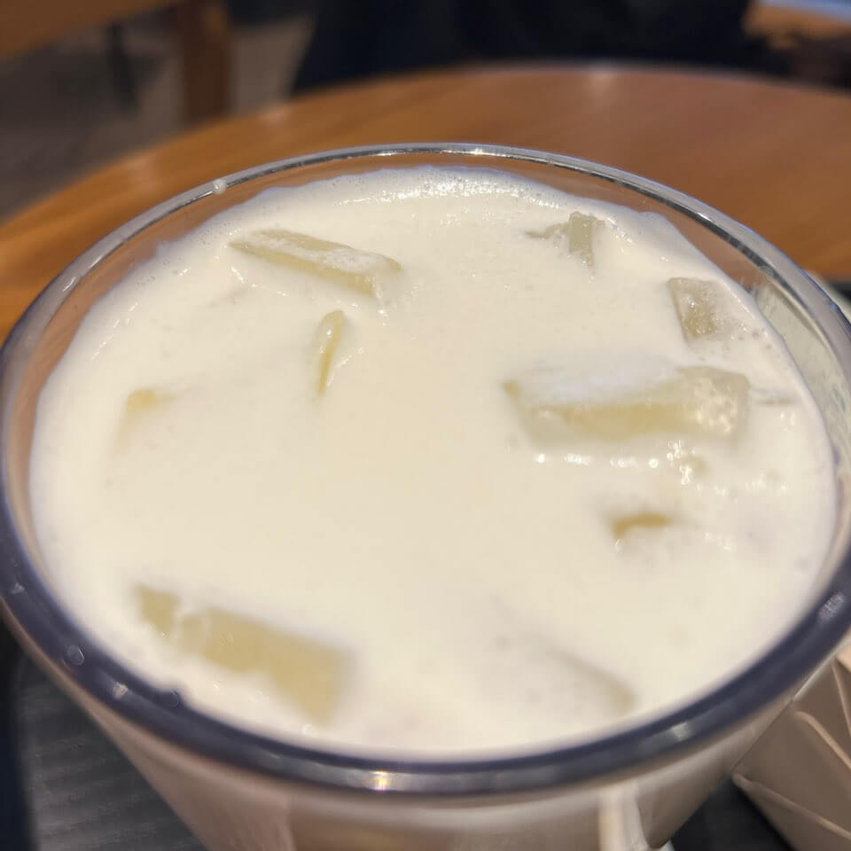 아이스-얼그레이-바닐라-티라떼-근접사진