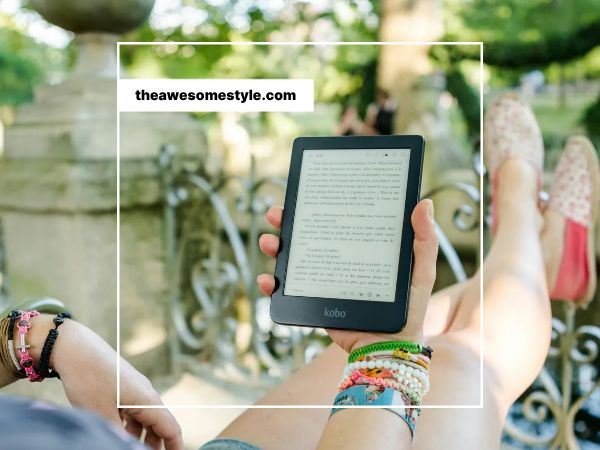 앉아서 전자책을 들여다 보고 있는 사람