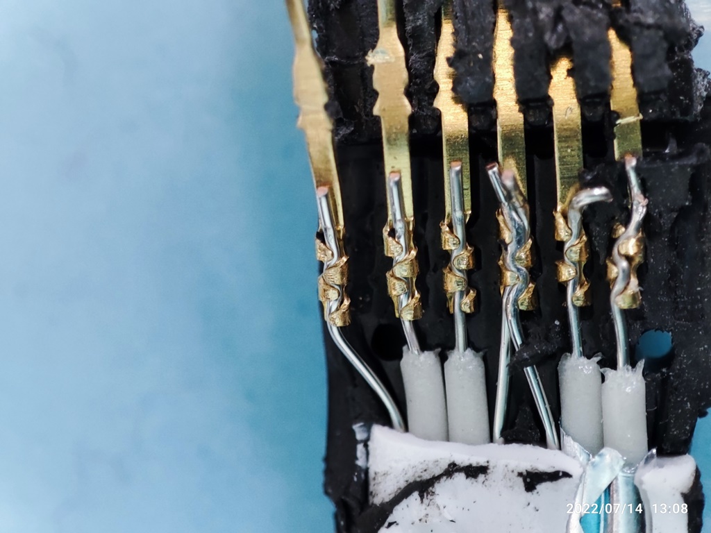 사타케이블 7개 핀 중에서 하나의 핀만 2개의 전선과 연결됐네요.