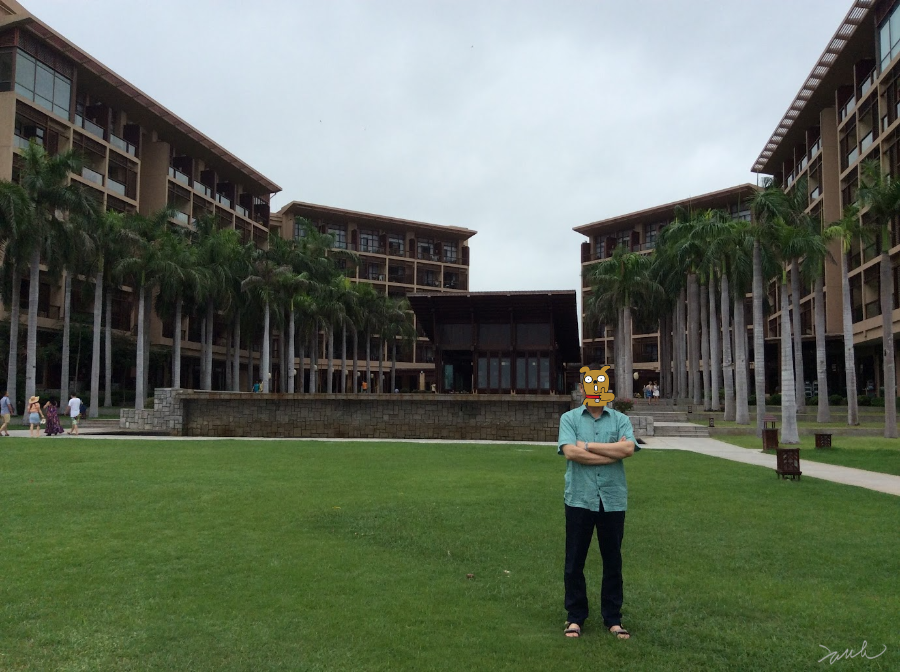 사방이 초록으로 감싸인 정원. 걸음을 멈출 수밖에 없었다.