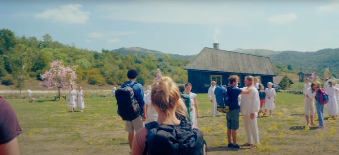 눈이 부실 정도로 아름다운 전경 (영화 '미드소마')