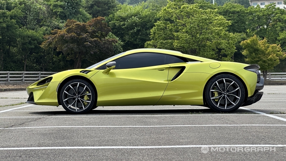 슈퍼카의 똑똑한 생존법 맥라렌 아투라