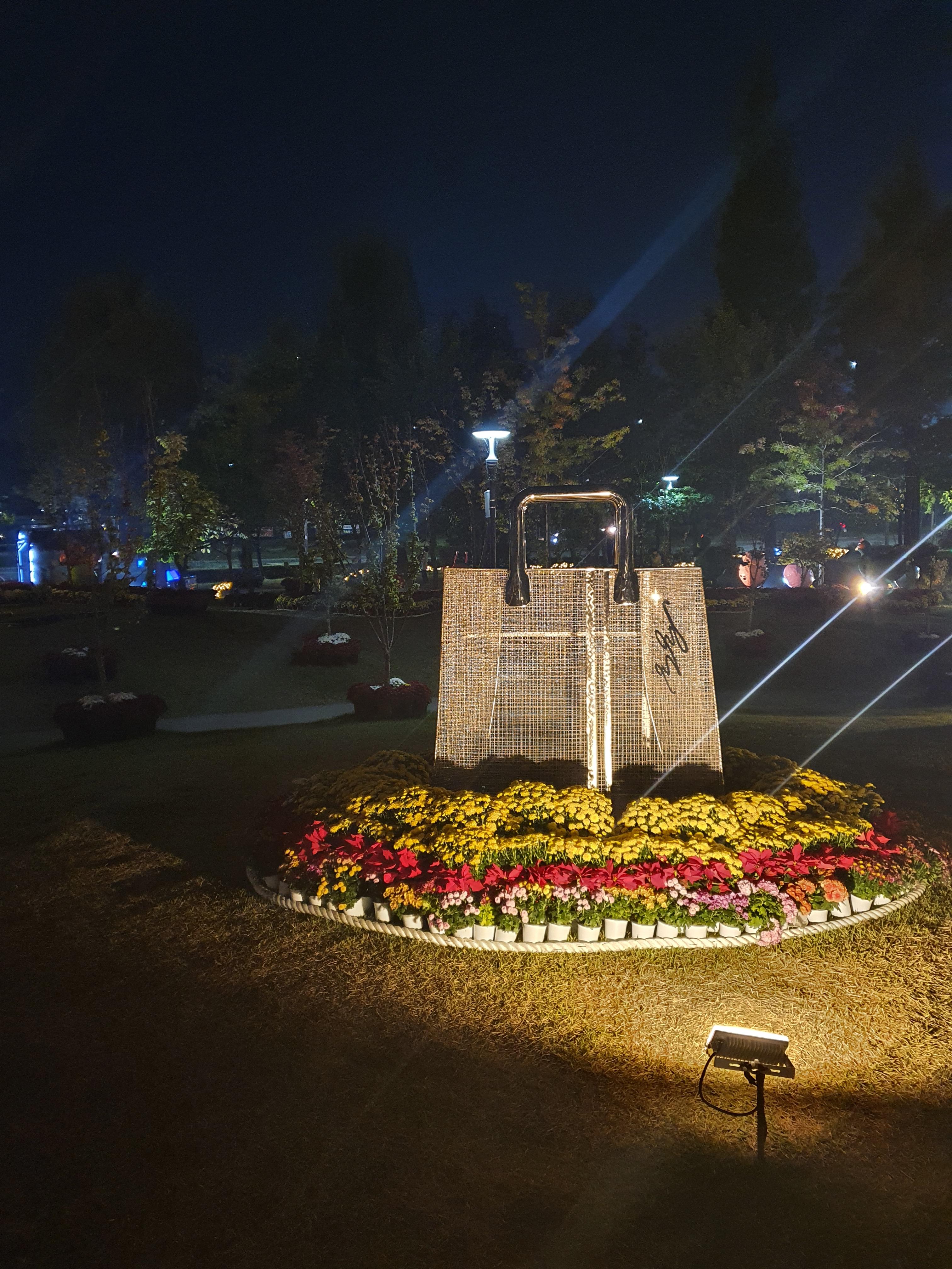 유림공원 국화축제 철로만든 큰 가방