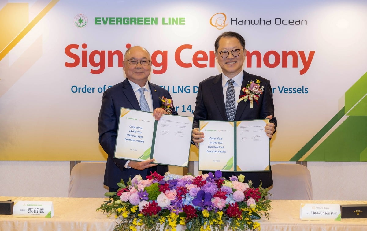 대만 현지에서 한화오션 김희철 대표와 에버그린 장옌이 회장이 LNG이중연료추진 초대형 컨테이너선 건조 계약서에 서명한 뒤 기념촬영을 하고 있다.