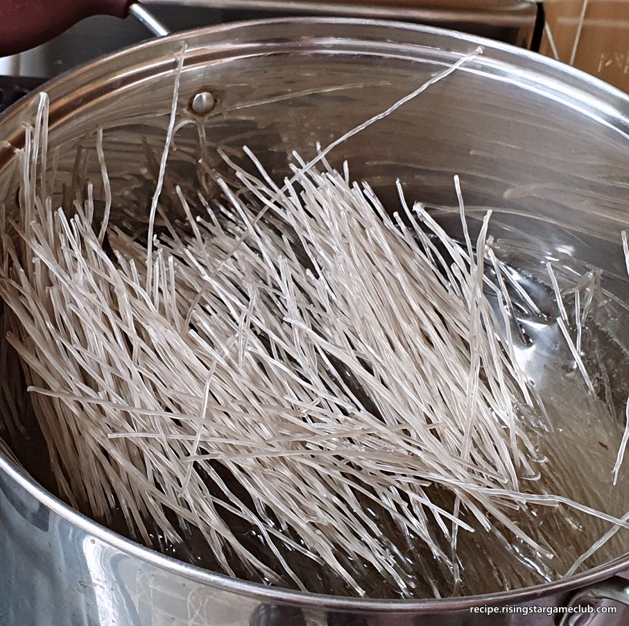 잡채에 들어갈 당면을 끓는 물에 삶는 사진