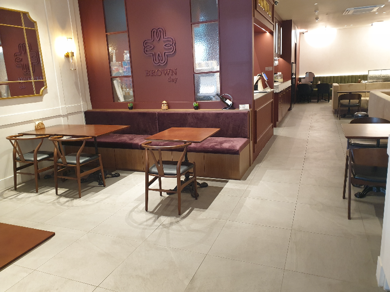 넓은 공간 의자와 키친 벽체를 버건디로 해서 포인트를 줬다.