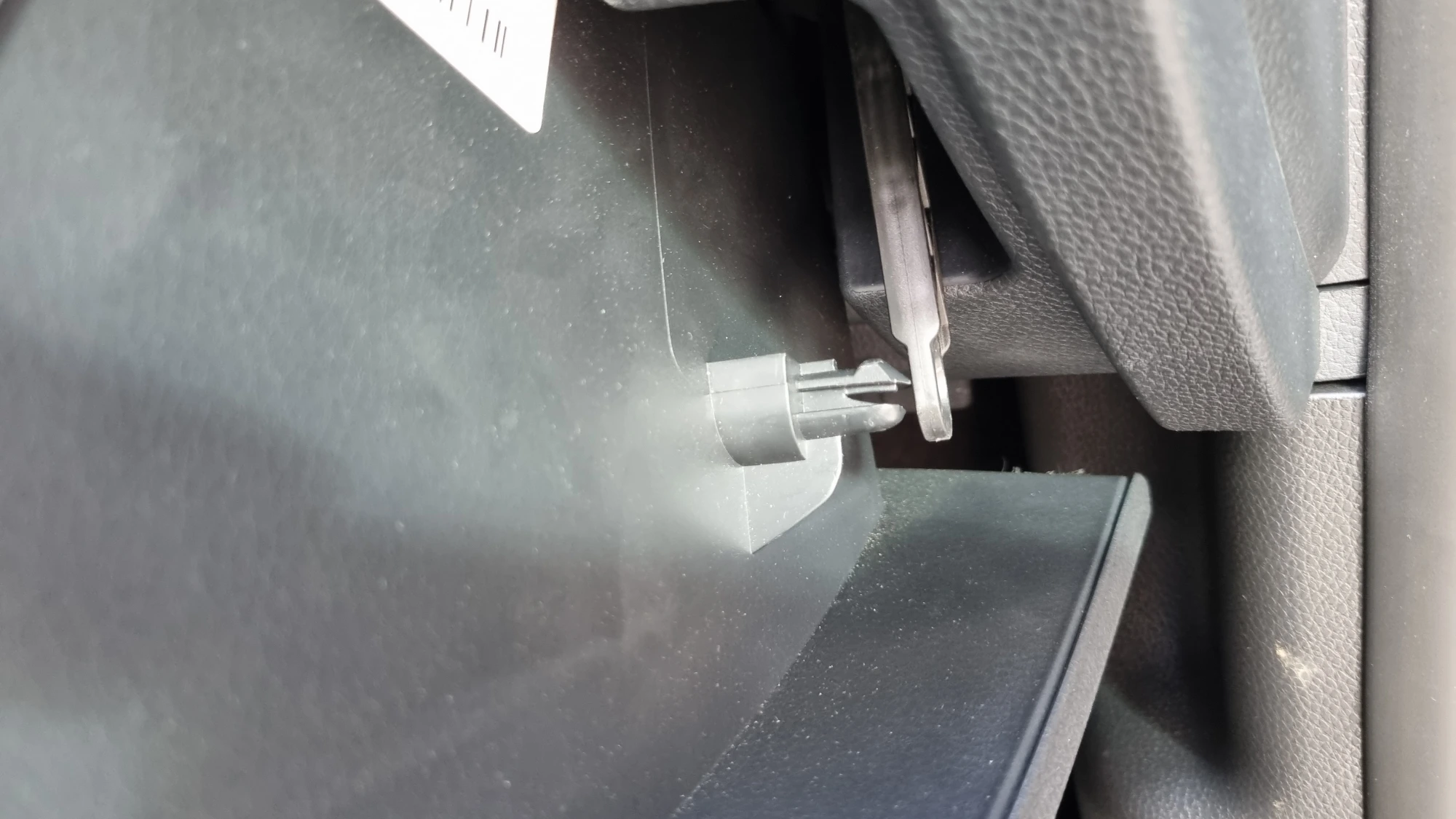 글로브박스 지지대 뺀 모습