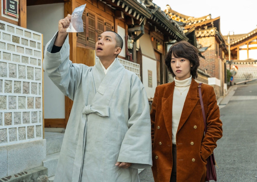 영화 대가족 민선을 위해 동분서주하는 문석과 가연