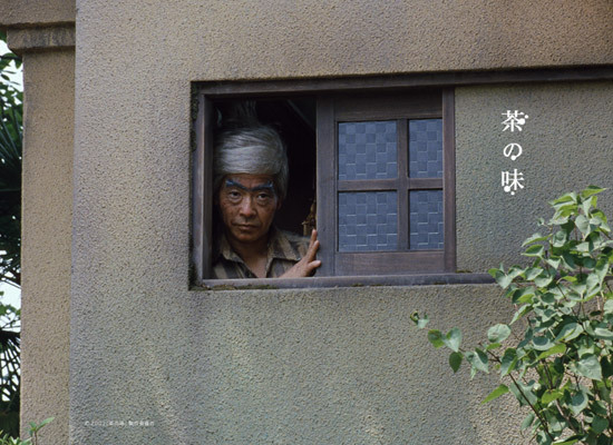 영화 속 괴짜 할아버지가 창문을 통해 밖을 내다보는 모습