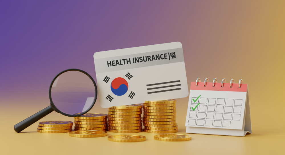 건강보험료 환급금을 상징하는 돈뭉치와 건강보험증이 놓여있고, 그 주변으로 조회, 신청, 기한 엄수를 나타내는 아이콘들이 보라색과 노란색 그라데이션 배경에 떠다니는 모습.