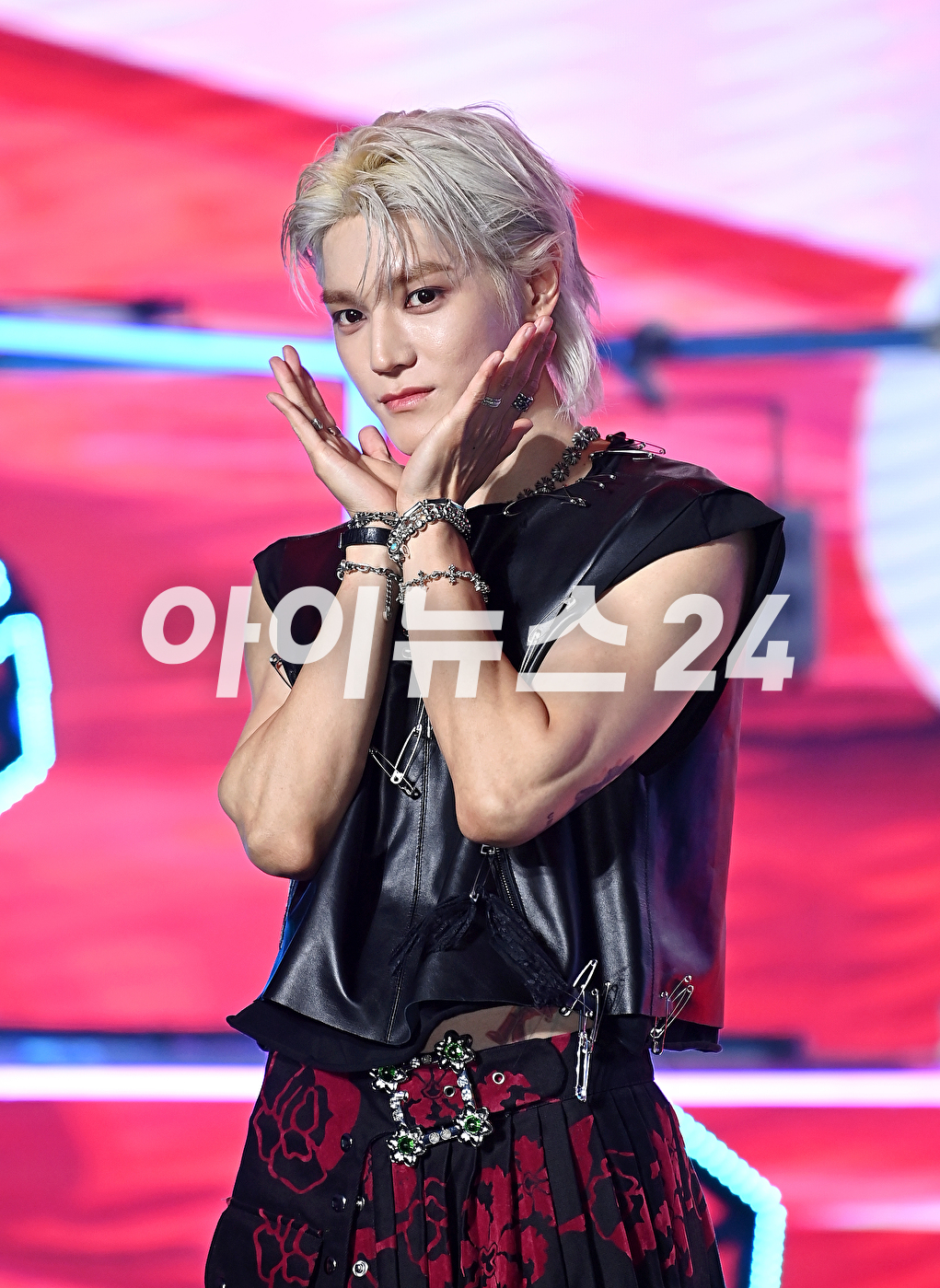 >NCT 멤버 태용이 5일 오후 서울 강남구 논현동 SJ쿤스트할레에서 열린 첫 번째 미니앨범 'SHALALA (샤랼라) 발매 기념 미디어 쇼케이스에서 타이틀곡 '샤랼라' 무대를 선보이고 있다. [사진=곽영래 기자]