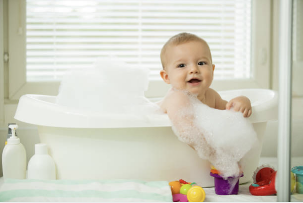 목욕하는 아기 이미지