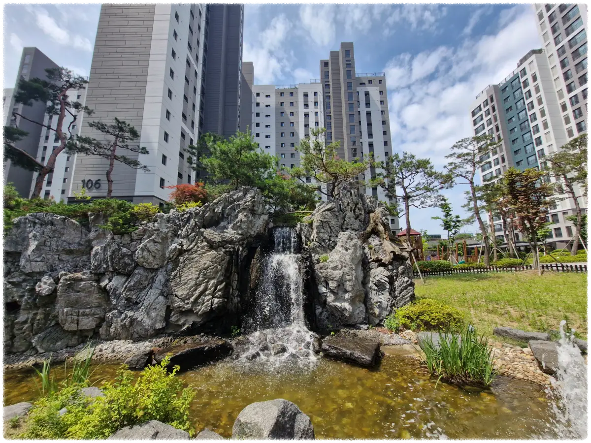 아파트-단지안에-폭포가-있는-모습