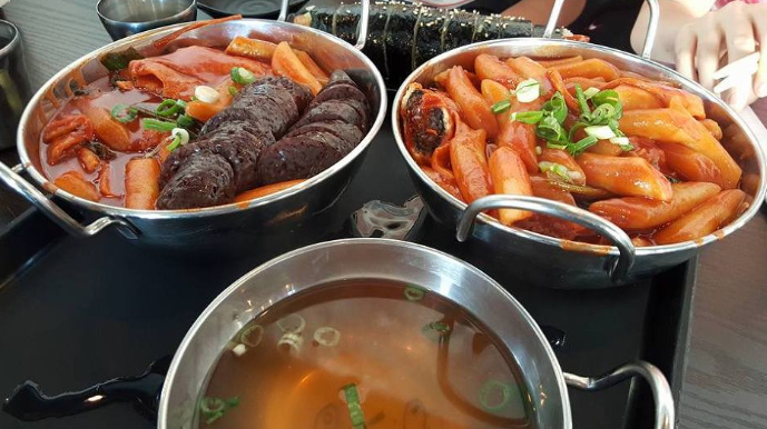 명동 조폭 떡볶이: 도심 속 정겨운 길거리 떡볶이의 상징