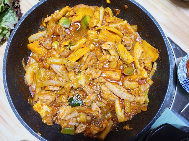 맛있게 볶아진 쌈장닭갈비